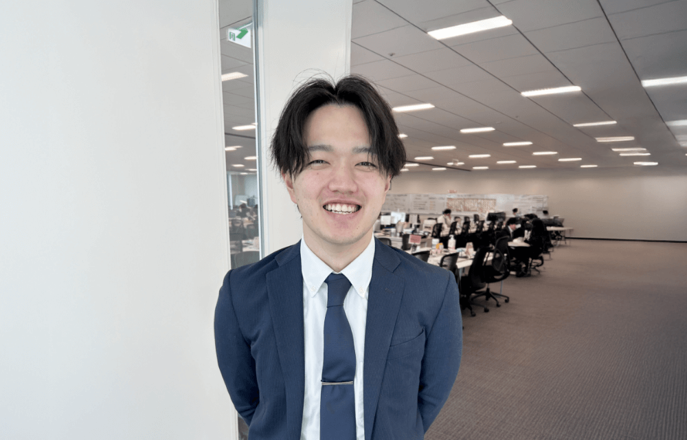 笑う男の写真
